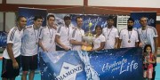 El equipo masculino de Canadá, los Revamp exhiben su trofeo por el primer puesto del concluido Festival de Hockey Internacional  de Sala GHB/Diamond Mineral