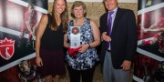 Janet Ellis recibe su distinción al Salón de la Fama de Field Hockey Canada de la capitana del equipo nacional femenino Kate Gillis (izquierda) y del Presidente de Field Hockey Canada  Ian Baggott (derecha) el 9 de julio de 2016 en Vancouver