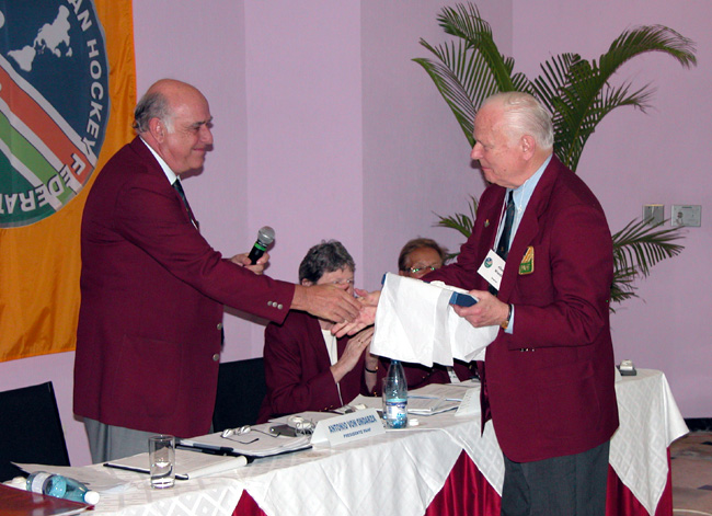 2005 PAHF Congress, Cuba - PAHF Order of Merit for Allan Woods (USA)