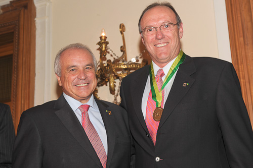 Aaron Sher received the Award from FIH President Leandro Negre