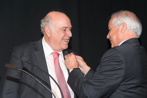 Tony von Ondarza receives the Award from FIH President Leandro Negre