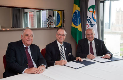 Tony von Ondarza (PAHF President), Dr Carlos Nuzman (Brazilian Olympic Committee President) and Leandro Negre (FIH President) 