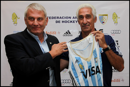 CAH Presidente Daniel Marcellini con el nuevo entrenador de Las Leonas Marcelo Garaffo