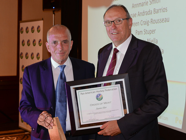 Aaron recibió el Premio al Mérito de la PAHF por el Presidente de la PAHF Coco Budeisky