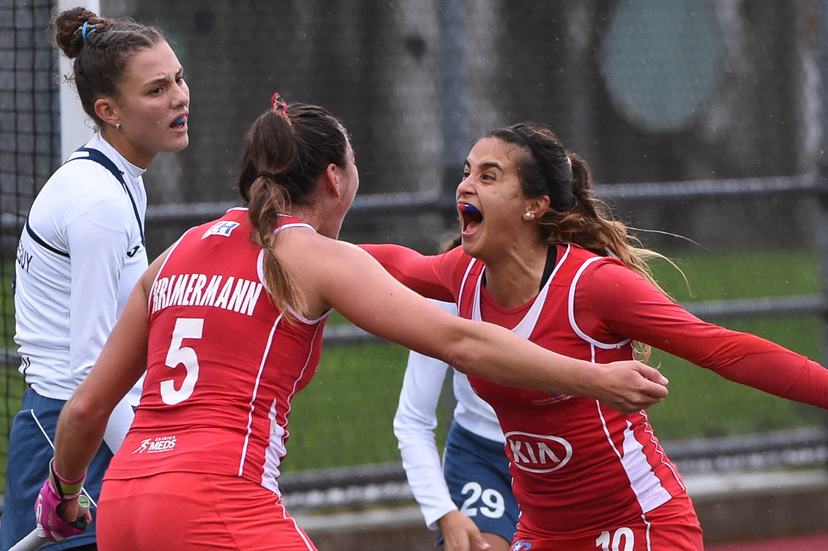 Las chilenas  Denise Krimerman y Manuela Urroz celebran el gol del triunfo en la semifinal de Liga Mundial  R2 frente a Uruguay y la clasificación de Chile a las Semifinales de la Liga Mundial en Johannesburgo