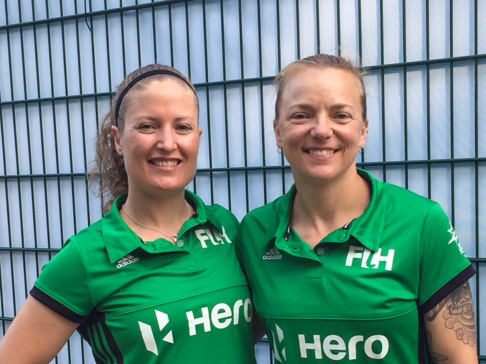 Semifinales de la Liga Mundial de Hockey en Bruselas - Australia vs. Bélgica - Maggie Giddens  & Amy Baxter (EE.UU)