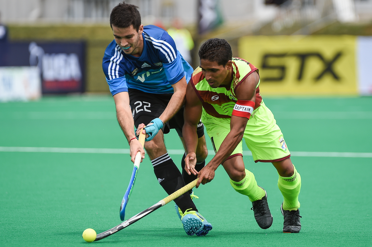 Andy Adrians (derecha) en acción contra Argentina en la Copa Panamericana 2017 en Lancaster